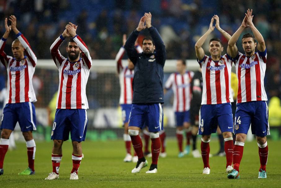I giocatori dell’Atletico salutano il pubblico felici per il pareggio 2-2 grazie al quale hanno ottenuto l’accesso ai quarti di Copa del Rey (Action Images)